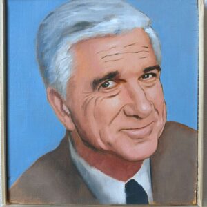 Suoraan edestä otettu valokuva Oskari Myllymäen maalaamasta Frank Drebin (Leslie Nielsen) -öljyvärimaalauksesta, joka on ripustettu vaalealle, kuvioidulle seinälle.