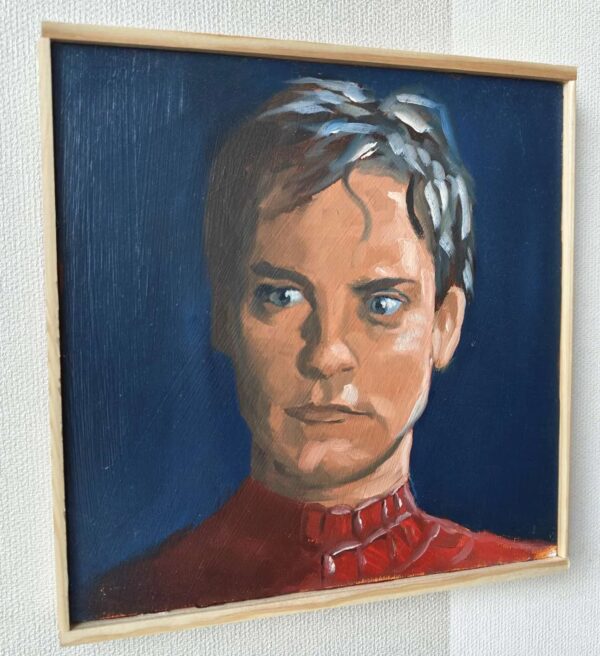 Lähikuva Spider-Man öljyvärimaalauksen yksityiskohdista ja siveltimenvedoista puisella paneelilla.